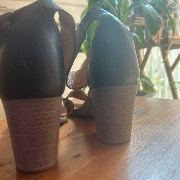 EOS Black and Tan Leather Sandals 39/8.5 - Picture 12 of 16